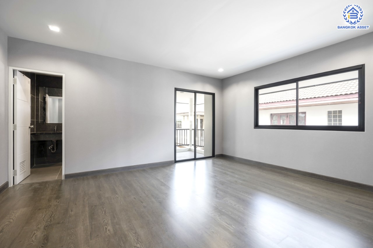 คฤหาสน์มือสองตกแต่งใหม่ โครงการ อักษรา พุทธมณฑลสาย3-บรมราชชนนี ตกแต่งหรูหรา เนื้อที่ 147 ตร.ว. พื้นที่ใช้สอยมากถึง 455 ตร.ม.!! ฟังก์ชันจัดเต็ม 4 ห้องนอนขนาดใหญ่ 5 ห้องน้ำ 1 ห้องแม่บ้าน จอดรถได้ 2 คัน พร้อมพื้นที่สนามหญ้าด้านข้างกว้างถึง 240 ตร.ม. บนทำเลเชื่อมต่อหลายเส้นทาง ใกล้เซ็นทรัลศาลายา, ม.มหิดล ทางคู่ขนานลอยฟ้าบรมราชชนนี และรายล้อมด้วยสิ่งอำนวยความสะดวกครบ!